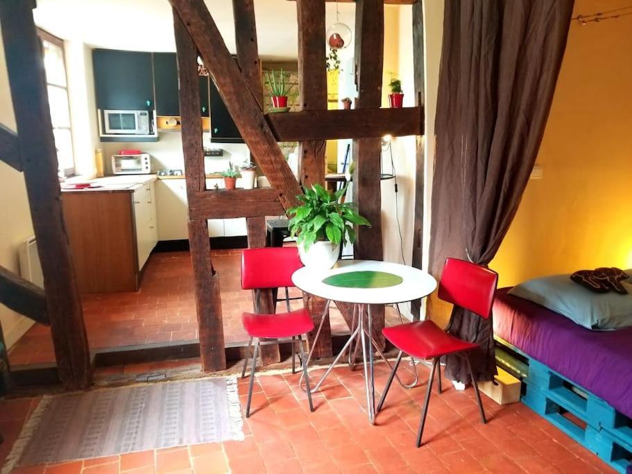 Cosy Apartment By The Magical Marais De Бурж Экстерьер фото